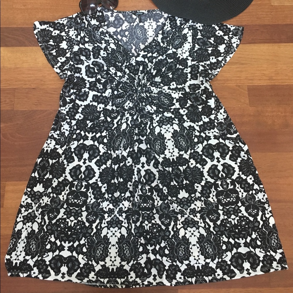 Black and white Daisy Fuentes dressSize 2X.